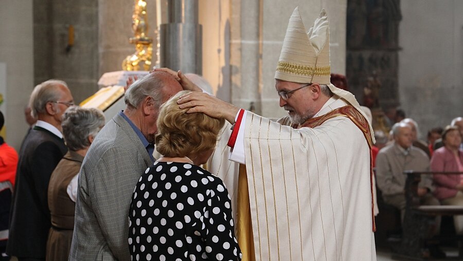 Bischof Hanke segnet ein Jubelpaar / © Maike Eikelmann (Bistum Eichstätt)