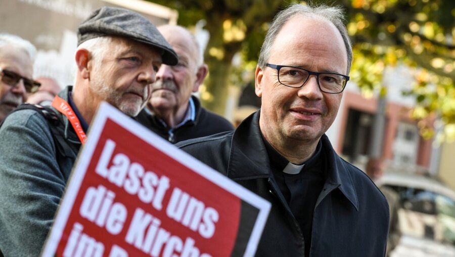 Bischof Stephan Ackermann am Rande einer Demo gegen Großpfarreien (Archiv) / © Harald Oppitz (KNA)