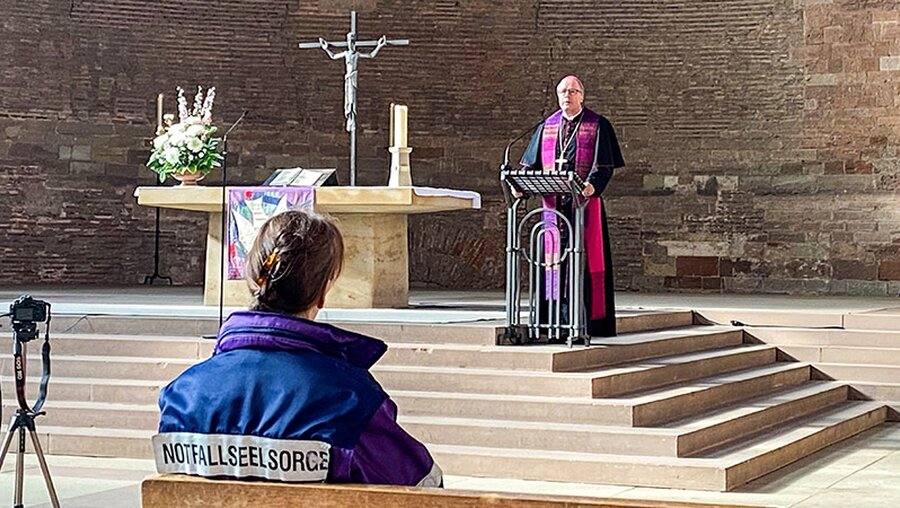 Bischof Stephan Ackermann während des ökumenischen Klage-Gottesdienstes für Flutopfer in Trier. / © Anna Fries (KNA)