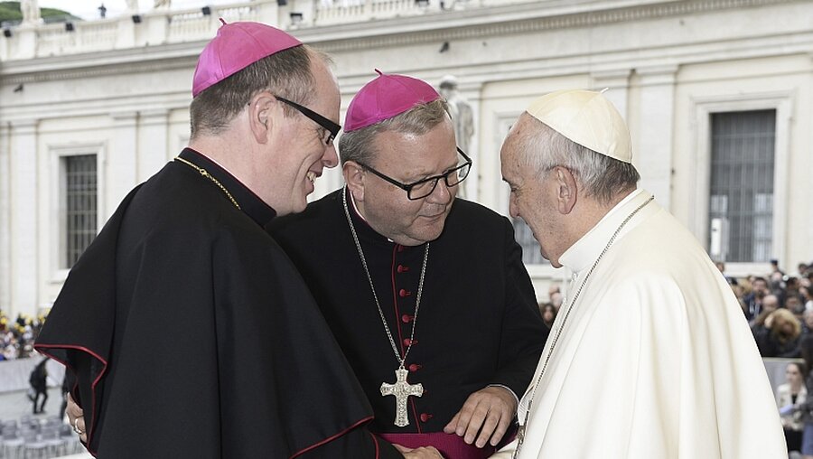 Bischof Franz-Josef Bode (M.) im Gespräch mit Papst Franziskus / © Romano Siciliani (KNA)