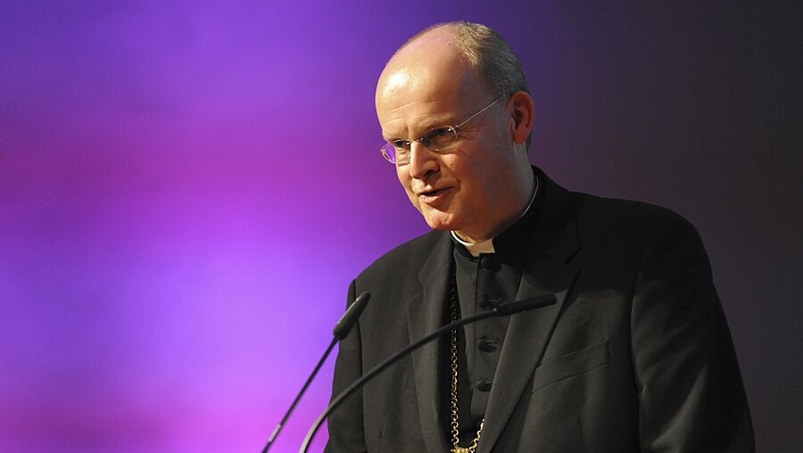 Bischof Franz-Josef Overbeck während einer Predigt / © Andreas Otto (KNA)