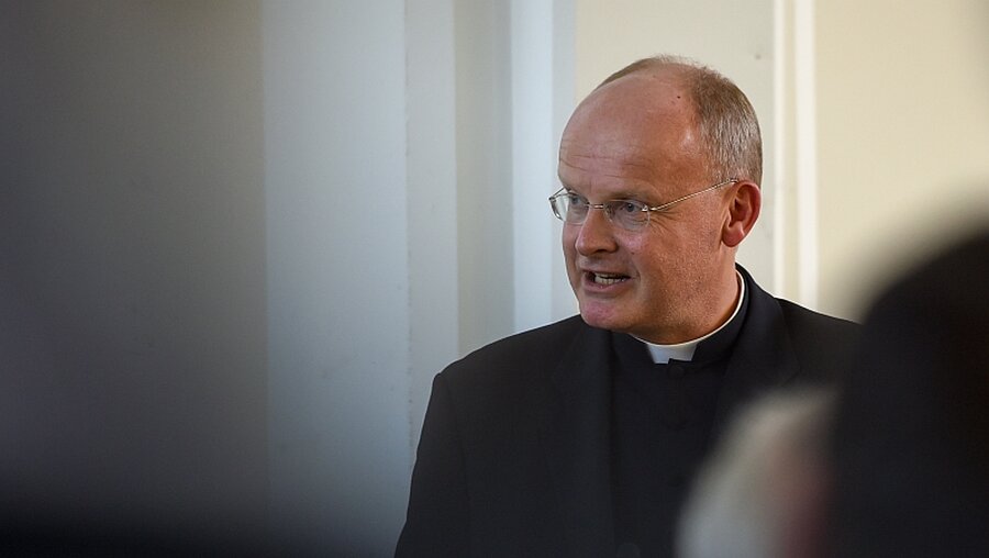 Bischof Franz-Josef Overbeck mit seiner Soutane im Profil / © Harald Oppitz (KNA)