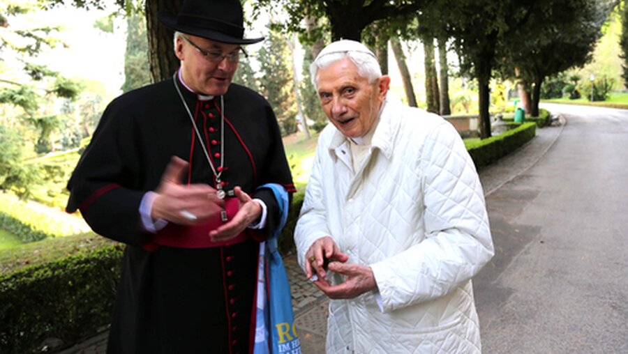 Bischof Voderholzer mit Benedikt XVI. bei einem frühreren Treffen / © Jakob Schötz