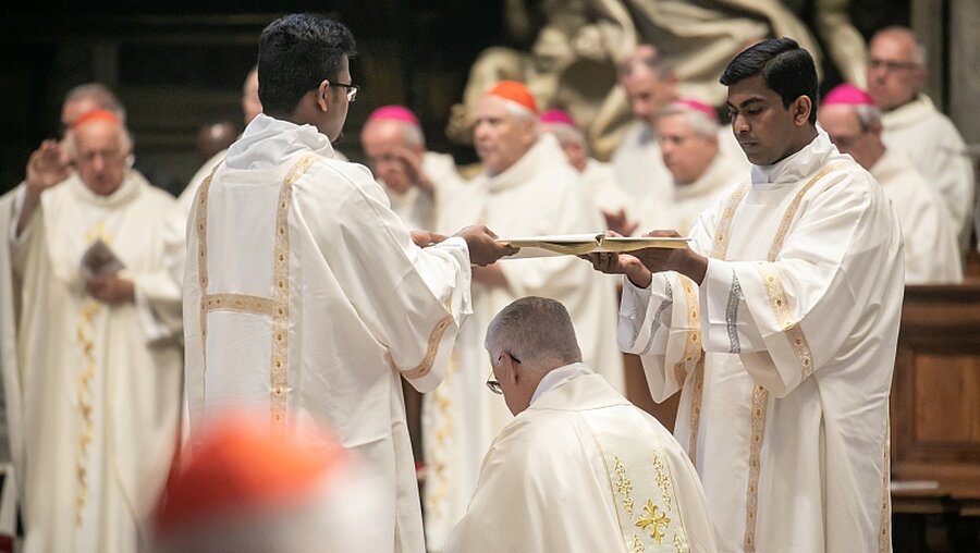 Bischofsweihe von Alberto Ricardo Lorenzelli / © Stefano Dal Pozzolo (KNA)