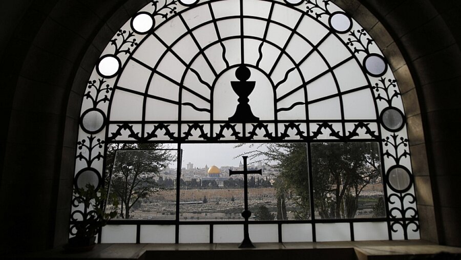 Blick auf den Felsendom durch ein Fenster der Franziskanerkapelle Dominus Flevit in Jerusalem / © Corinna Kern (KNA)