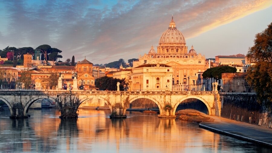 Blick auf den Petersdom vom Fluss Tiber / © TTstudio (shutterstock)