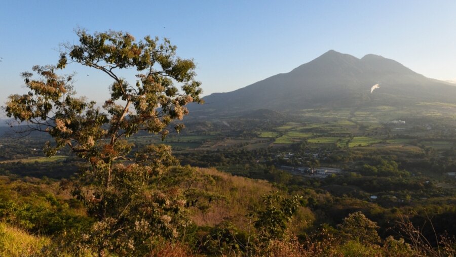 Blick auf den Vulkan Chichontepec in El Salvador / © Joachim Heinz (KNA)