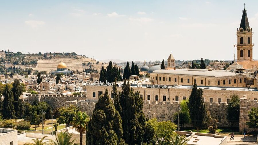 Blick auf Jerusalem mit der goldenen Kuppel des Felsendoms (l.) und der Grabeskirche (r.) / © David Vaaknin (KNA)