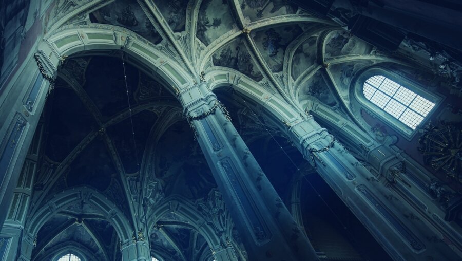 Blick in die dunklen Gewölbe einer gotischen Kathedrale / © Triff (shutterstock)