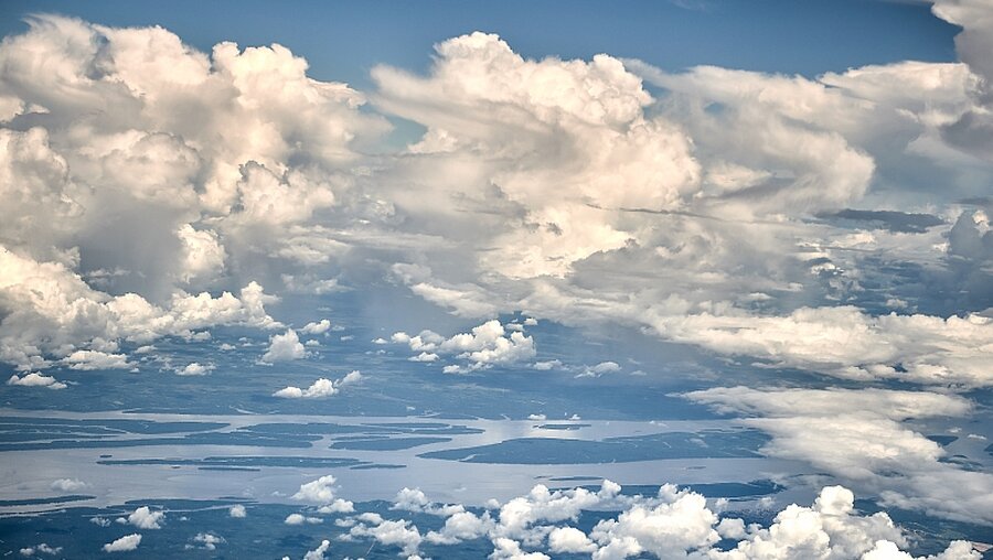 Blick durch die Wolken auf den Amazonas / © Paul Jeffrey (KNA)