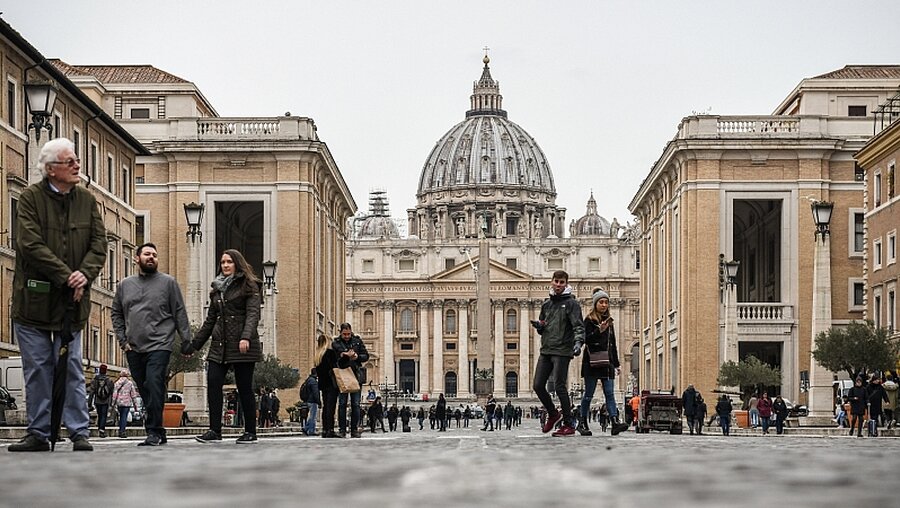 Blick über die Via della Conciliazione auf den Petersdom / © Julia Steinbrecht (KNA)