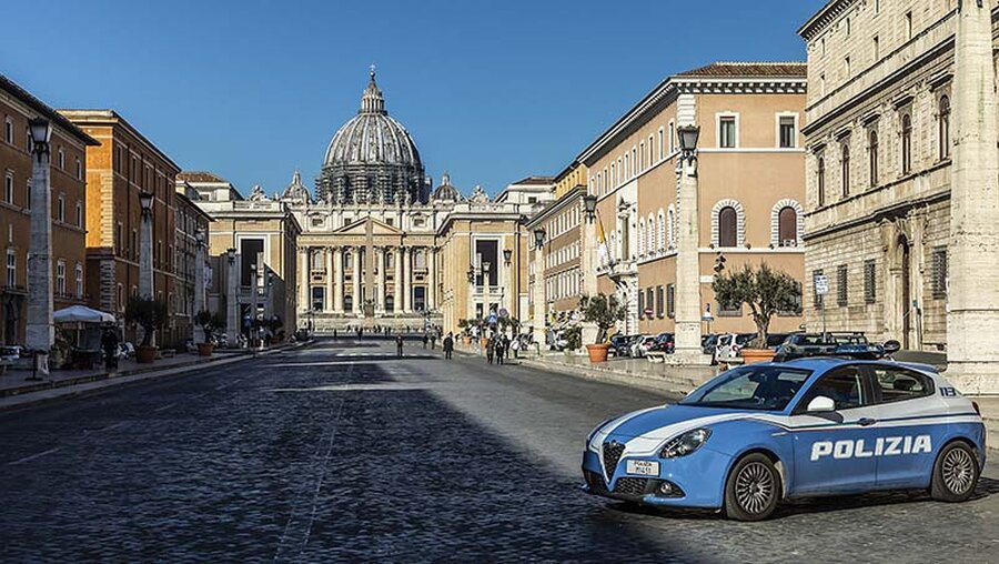 Polizeiauto vor dem Petersplatz im Vatikan / © Stefano Dal Pozzolo/Romano Siciliani (KNA)