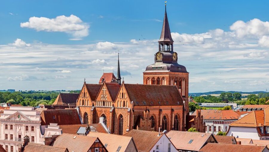 Blick über Güstrow, Mecklenburg-Vorpommern mit der ev. Kirche St. Maria / ©  Henner Damke (shutterstock)