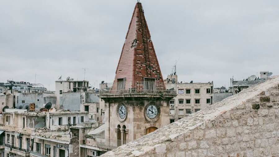Blick von der maronitischen Kathedrale von Aleppo (Syrien) am 17. Dezember 2018 auf Ruinen zerbombter Häuser der Stadt. / © Jean-Matthieu Gautier (KNA)