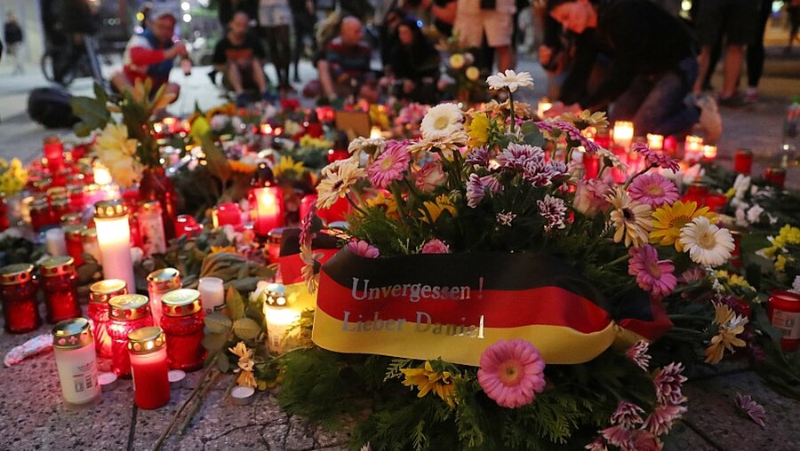 Blumen und Kerzen in Chemnitz / © Jan Woitas (dpa)