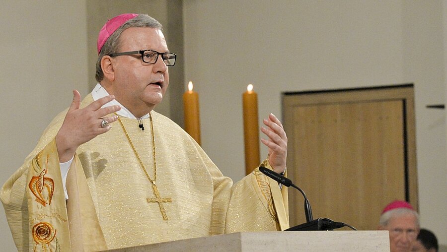 Bischof Franz-Josef Bode im Profil während einer Predigt / © Ralf Adloff (KNA)