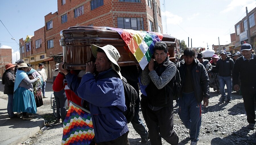 Bei den Protesten in Bolivien sind mehrere Menschen ums Leben gekommen / © Natacha Pisarenko (dpa)