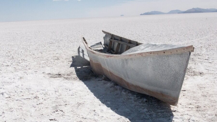 Boot auf ausgetrocknetem See / © Glen Argan (KNA)
