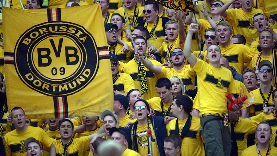 Fans bei Borussia-Spiel  (dpa)
