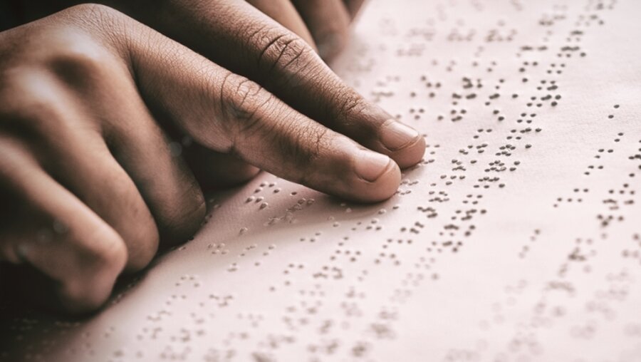 Braille-Schrift lesen / © Vectorfusionart (shutterstock)