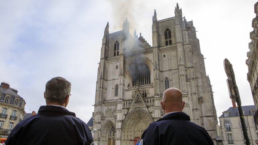 Brand in Kathedrale von Nantes / © Laetitia Notarianni (dpa)