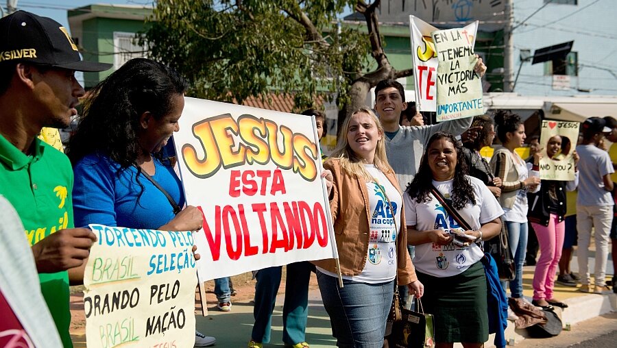 Pfingstkirchen zeigen sich auf der Straße in Brasilien (KNA)