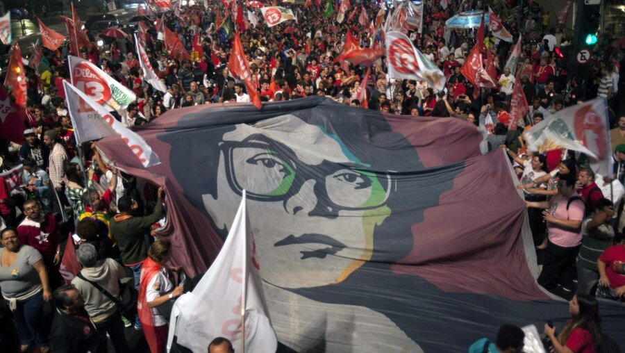 Straßenfeier: Rousseff bleibt Präsidentin Brasiliens (dpa)
