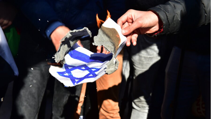 Brennende israelische Flagge / © thomas koch (shutterstock)