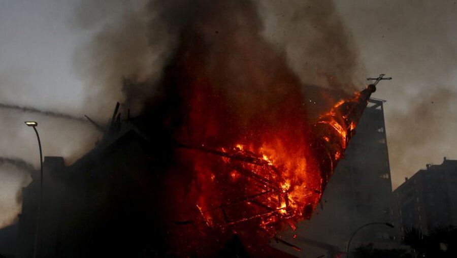 Brennende Kirche in Chile stürzt ein / © Luis Hidalgo (dpa)