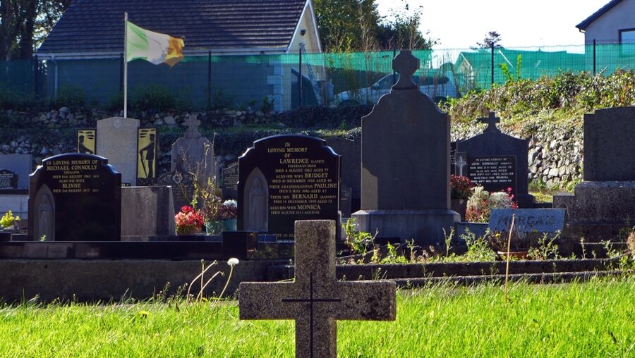 Brexit Problem in Carrickcarnan: Der Friedhof steht auf nordirischer Seite, die Kirche auf irischem Grund / © Lorne Cook (dpa)