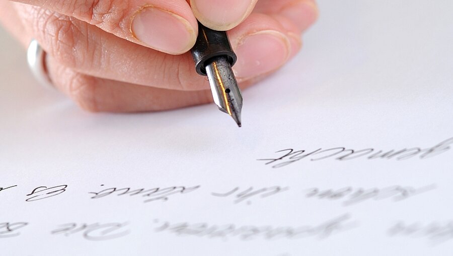 Ein Brief per Hand geschrieben / © Tobias Hase (dpa)