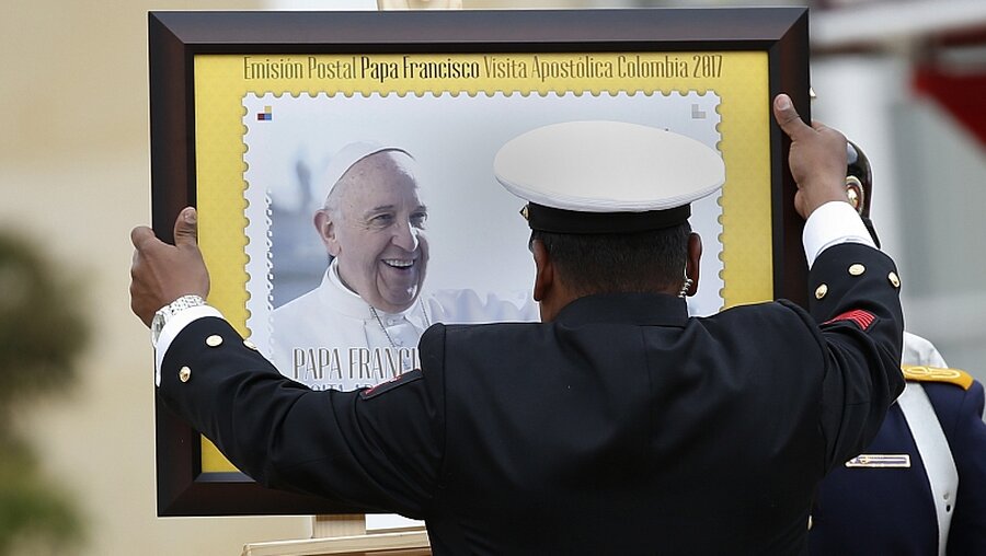 Zum Papstbesuch im September hat Kolumbien eine neue Briefmarke präsentiert / © Fernando Vergara (dpa)