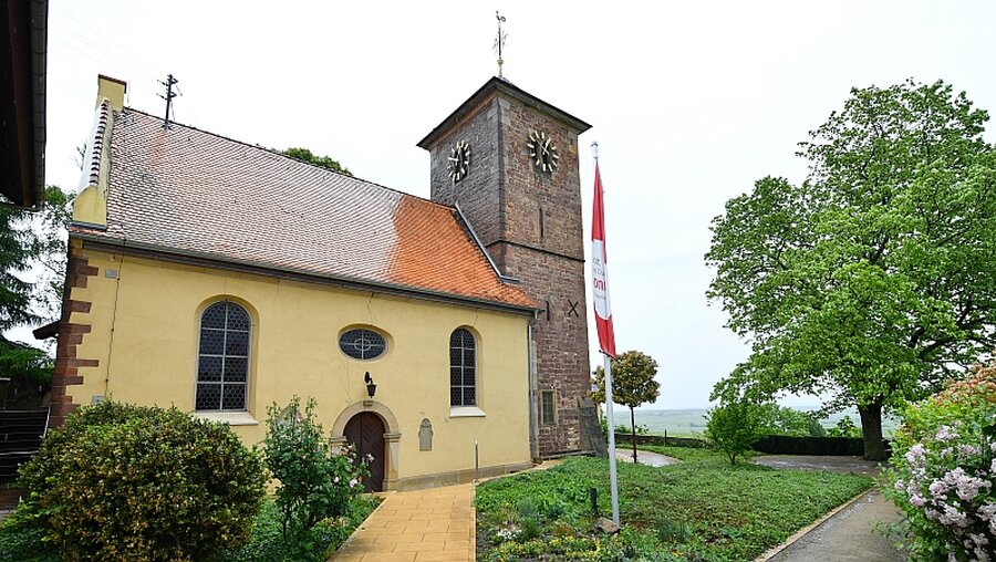 Kirche St. Jakob, in deren Glockenturm eine Bronzeglocke mit Hakenkreuz hängt / © Uwe Anspach (dpa)
