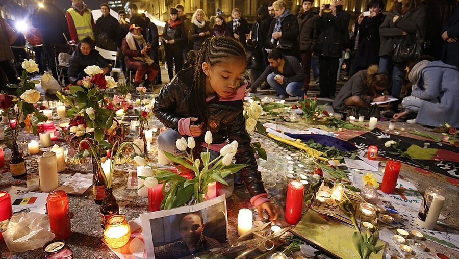 Menschen gedenken der Opfer der Anschläge in Brüssel / © Julien Warnand (dpa)