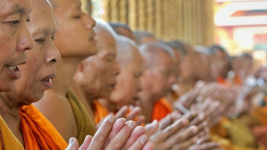 Buddhistische Mönche beim Gebet / © Rungroj Yongrit (dpa)