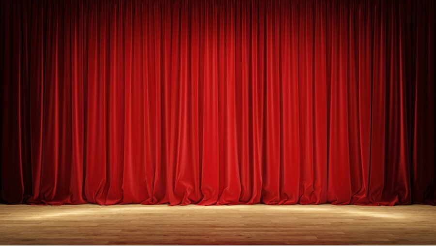 Bühne mit rotem Vorhang / © SimoneN (shutterstock)