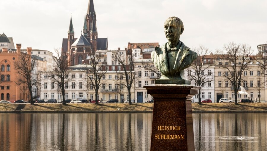 Büste mit dem Abbild von Heinrich Schliemann in Schwerin / © Joaquin Ossorio Castillo (shutterstock)