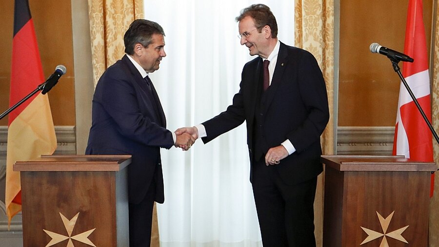 Bundesaußenminister Gabriel reicht dem Großkanzler des Malteserordens,  Albrecht von Boeselager, die Hand. / © Remo Casilli (dpa)
