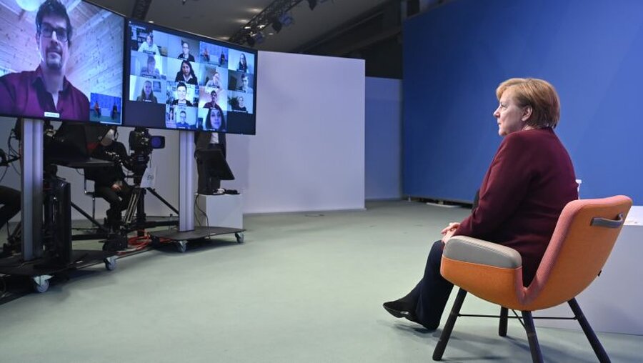 Bundeskanzlerin Angela Merkel (CDU,r) führt vom Kanzleramt aus einen virtuellen Bürgerdialog / © John Macdougall/AFP-POOL (dpa)