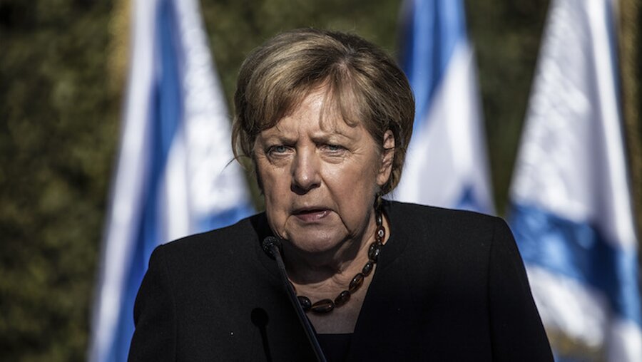 Bundeskanzlerin Angela Merkel in der Holocaust-Gedenkstätte Yad Vashem / © Ilia Yefimovich (dpa)