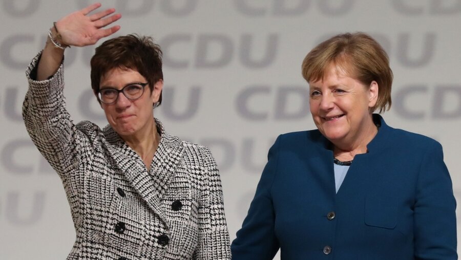 Bundeskanzlerin Angela Merkel gratuliert Annegret Kramp-Karrenbauer auf dem CDU-Bundesparteitag zur Wahl als neue CDU-Vorsitzende / © Christian Charisius (dpa)