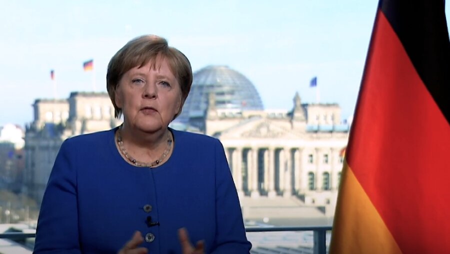Angela Merkel vor dem Reichstagsgebäude (bpa)