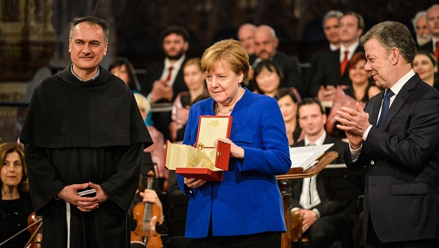 Bundeskanzlerin Merkel bei der Verleihung der "Lampe des Friedens" im Mai 2018 / © Paolo Galosi/Romano Siciliani (KNA)