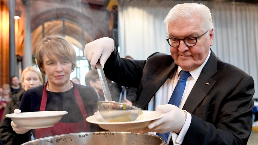 Bundespräsident Frank-Walter Steinmeier und seine Frau Elke Büdenbender schenken Suppe für Bedürftige aus / © Britta Pedersen (dpa)