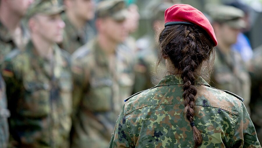 Soldatin in der Bundeswehr / © Bernd von Jutrczenka (dpa)
