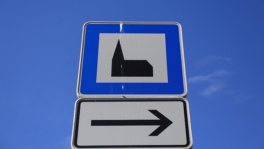 Hinweisschild Autobahnkirche / © Jens Wolf (dpa)