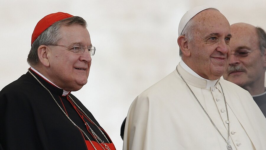Kardinal Raymond Leo Burke (l.) neben Papst Franziskus / © Paul Haring (KNA)