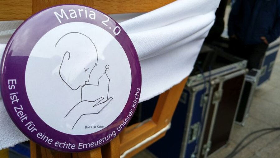 Button von Maria 2.0 auf der Demo vor dem Kölner Dom / © Oliver Kelch  (DR)