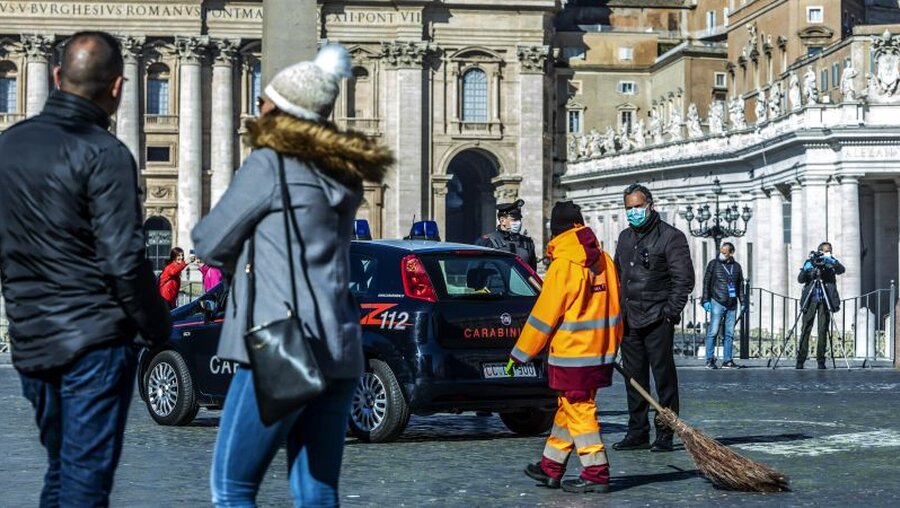 Carabinieri und ein Müllmann vor dem Petersdom / © Stefano Dal Pozzolo/Romano Siciliani (KNA)