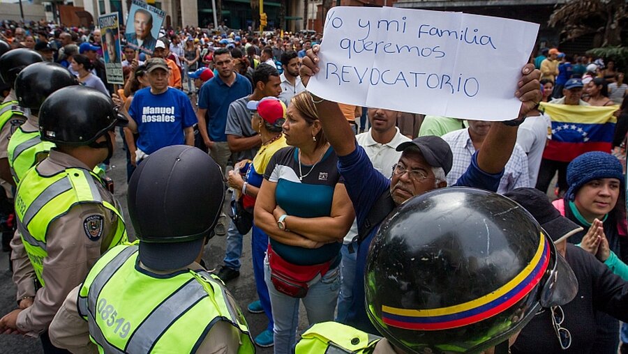 Protestierende in Caracas / © Miguel Gutierrez (dpa)